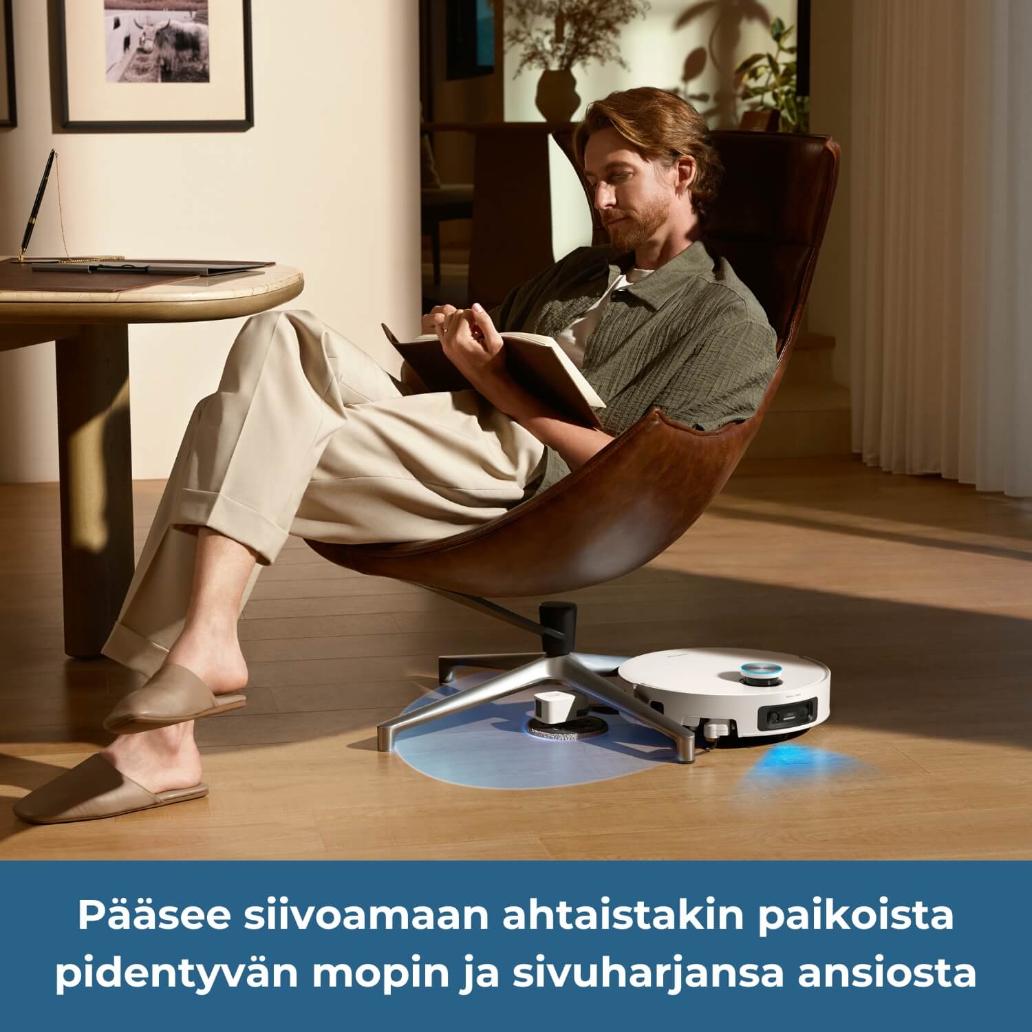 Dreame X60 Pro Ultra Complete robotti-imuri pääsee siivoamaan ahtaistakin paikoista, kuten nojatuolin viistojalkaisen jalustan alta, pidentyvän mopin ja sivuharjansa ansiosta