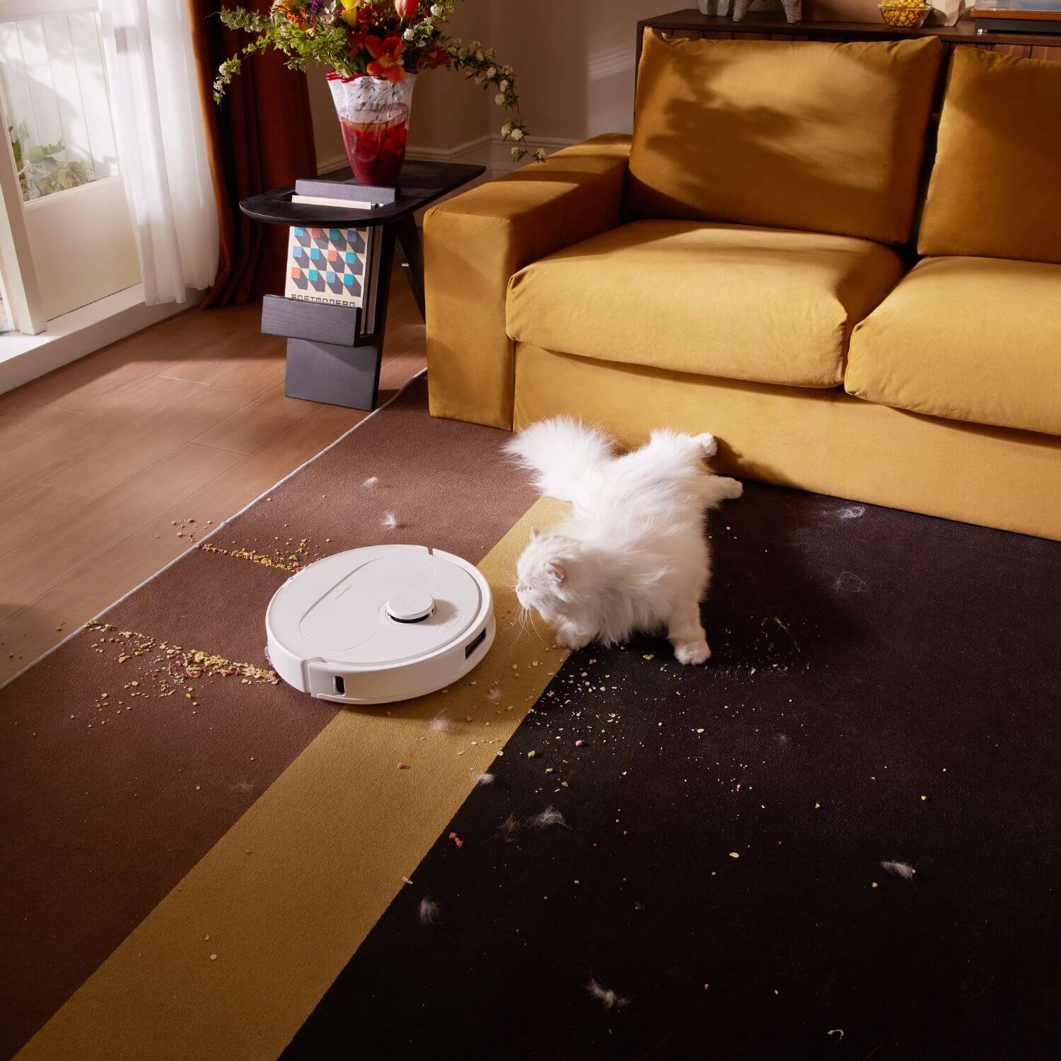 Roborock QR 798 robotti-imuri & -moppi puhdistamassa lemmikin karvoja ja likaa olohuoneessa