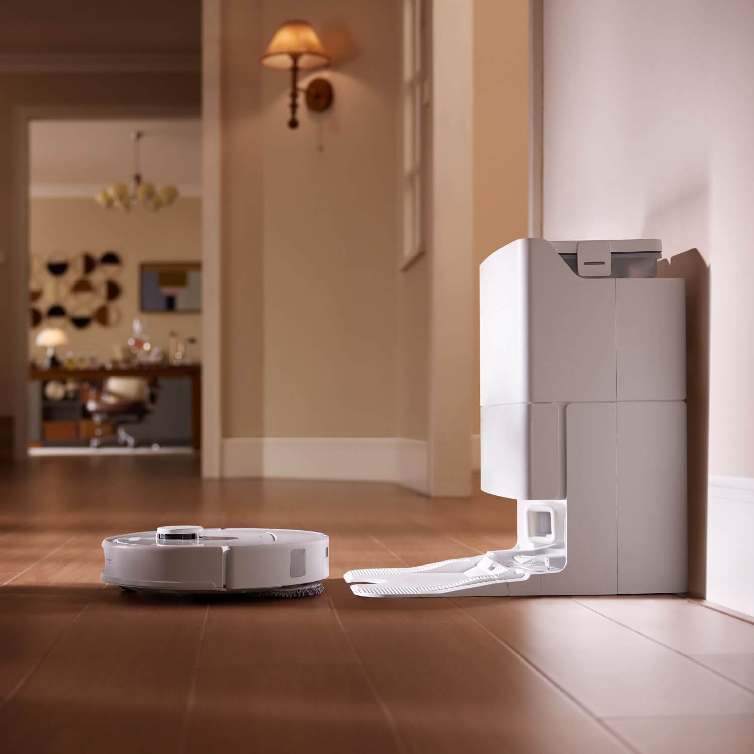 Roborock QR 798 robotti-imuri & -moppi vieressä puhdistustelakka, jossa mopit pestään ja kuivataan.